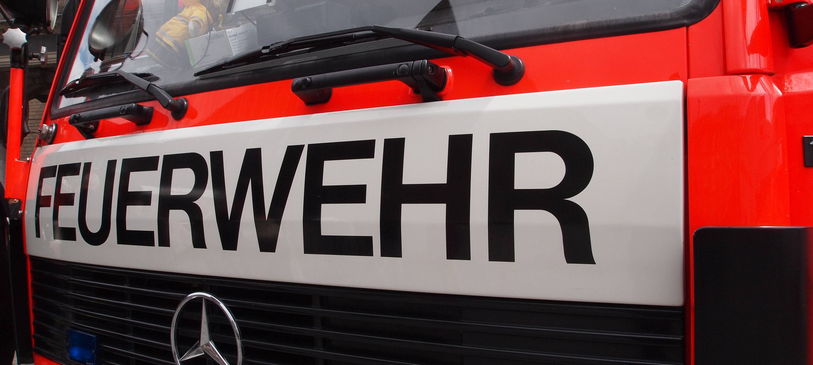 Feuerwehr löscht Pkw-Brand