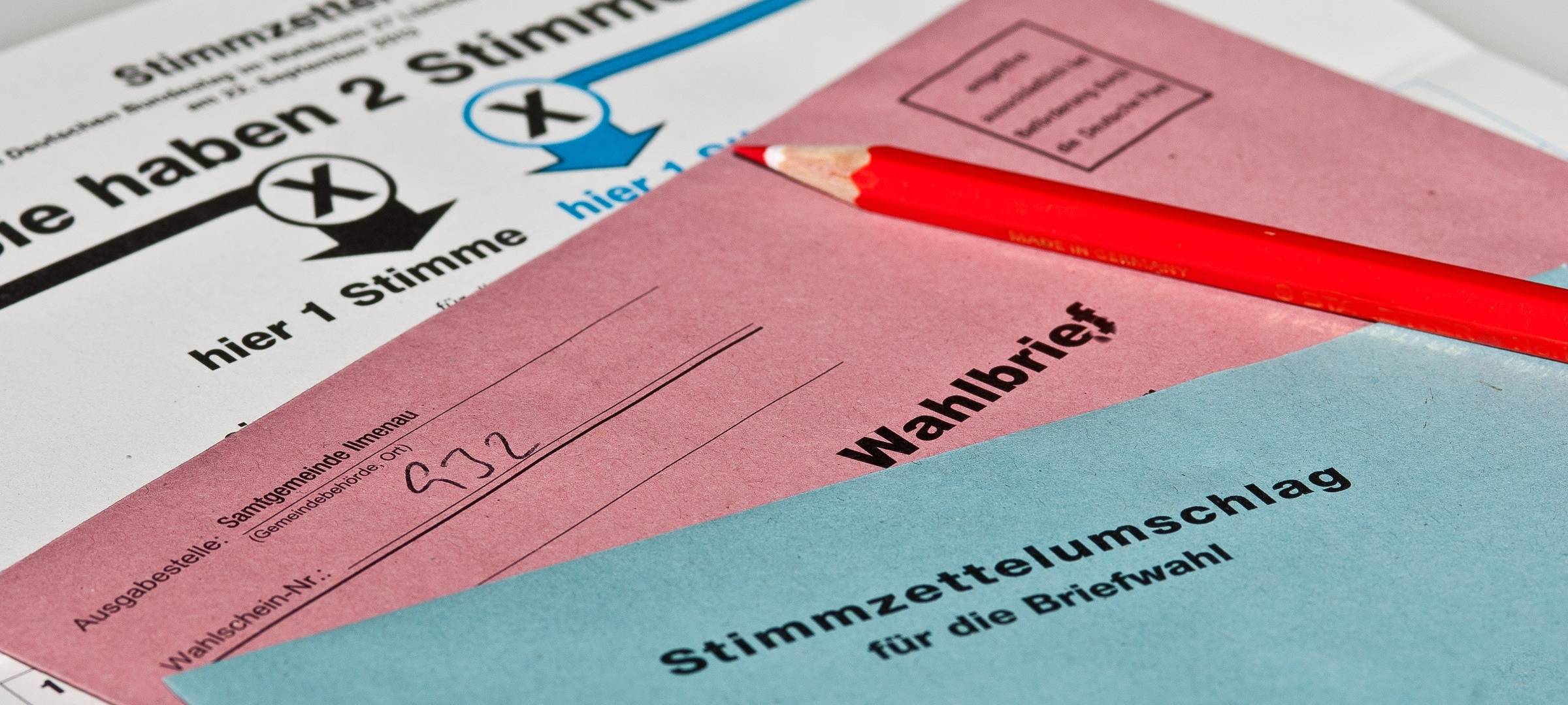 Briefwahl: Roter Umschlag muss in die Post
