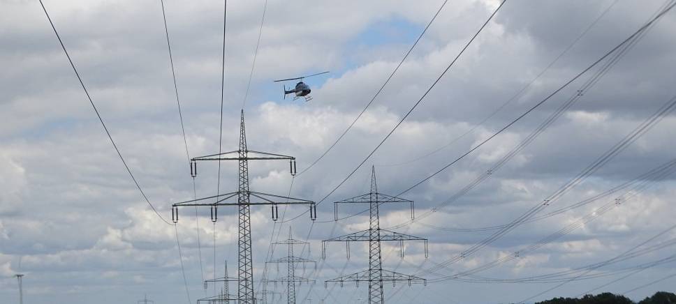 Amprion mit Hubschrauber über Krefeld unterwegs