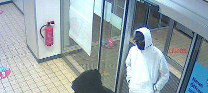 Polizei sucht nach drei Männern