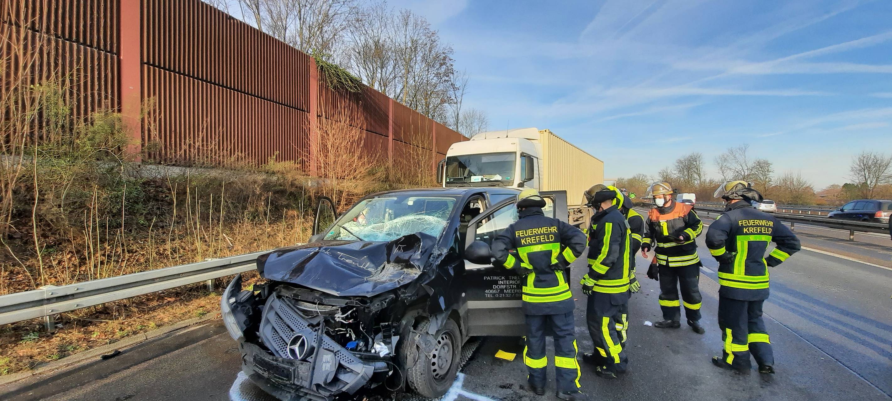 Langer Stau nach Auffahrunfall auf A57