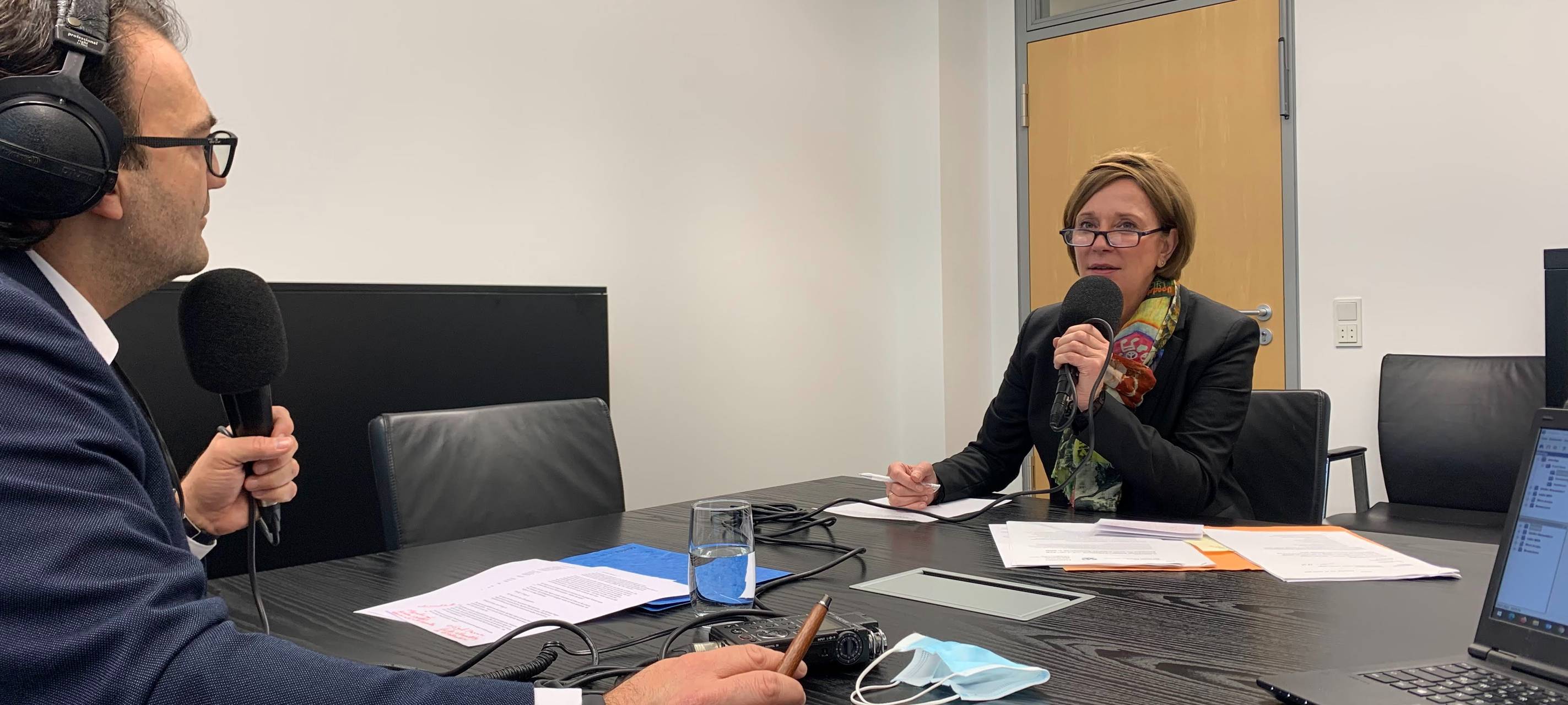 NRW-Schulministerin Gebauer beantwortet Hörerfragen