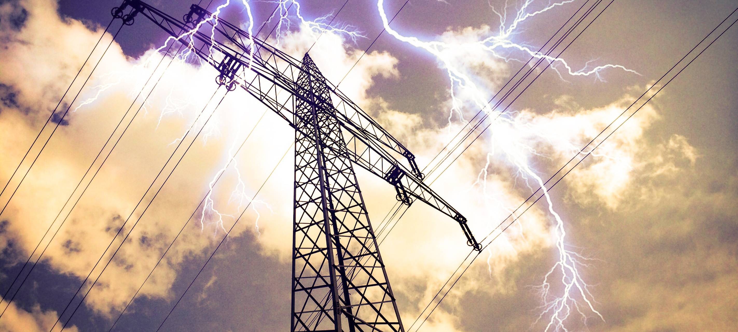 Helikopter an und um Stromleitungen am Niederrhein unterwegs