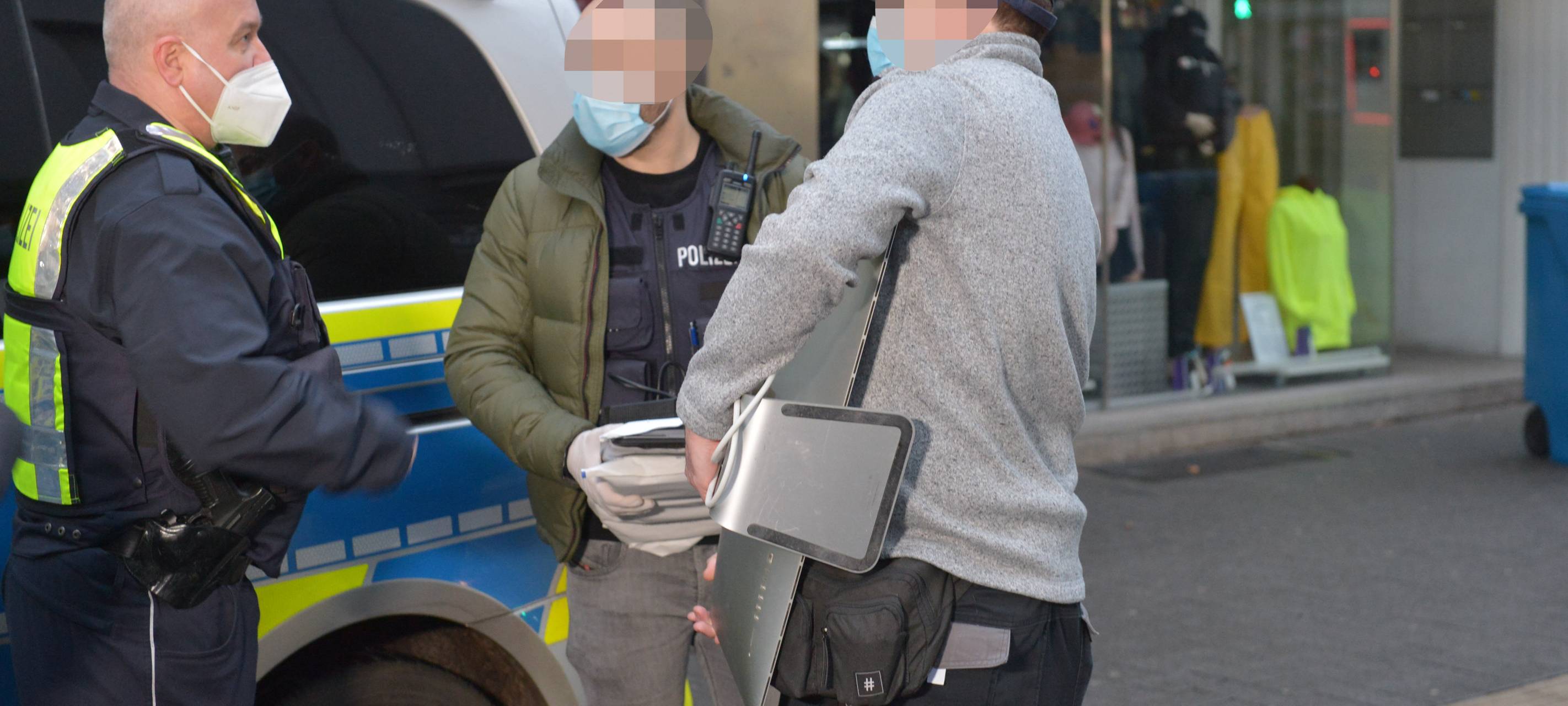 Razzia gegen mutmaßliche Impfpassfälscher