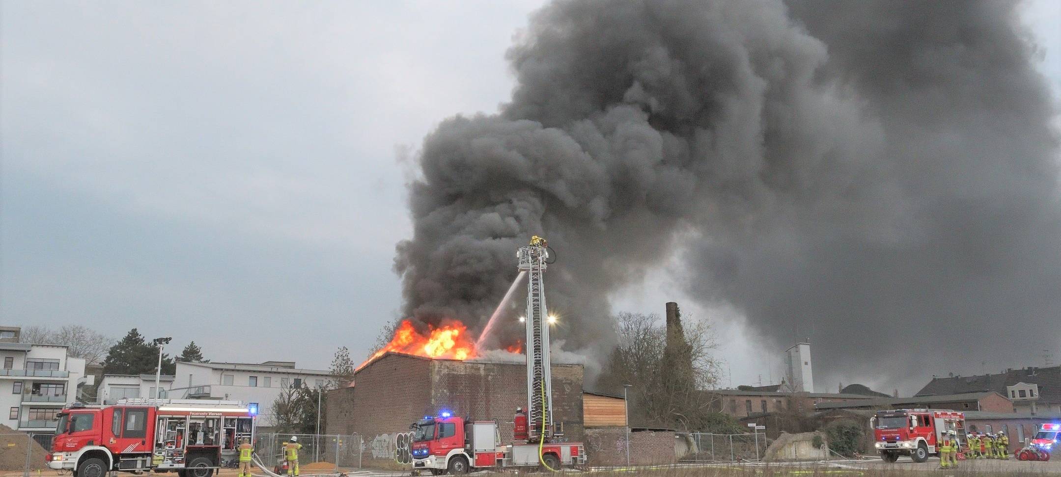 Krefeld/Viersen: Razzia gegen Clans und Großbrand