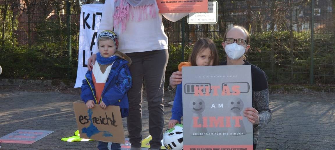 Fotoprotest für Krefelder Kitapersonal