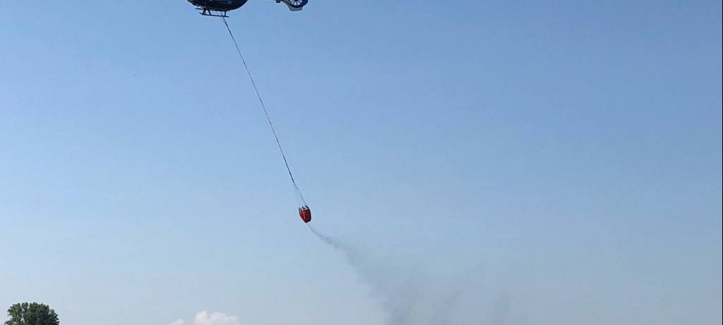 Uerdingen: Polizeihubschrauber über dem Rhein