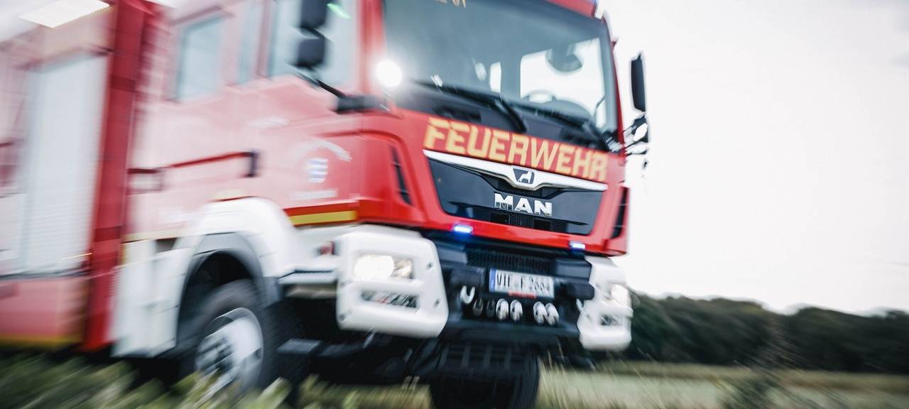 Ukrainisches Auto brennt in Krefeld