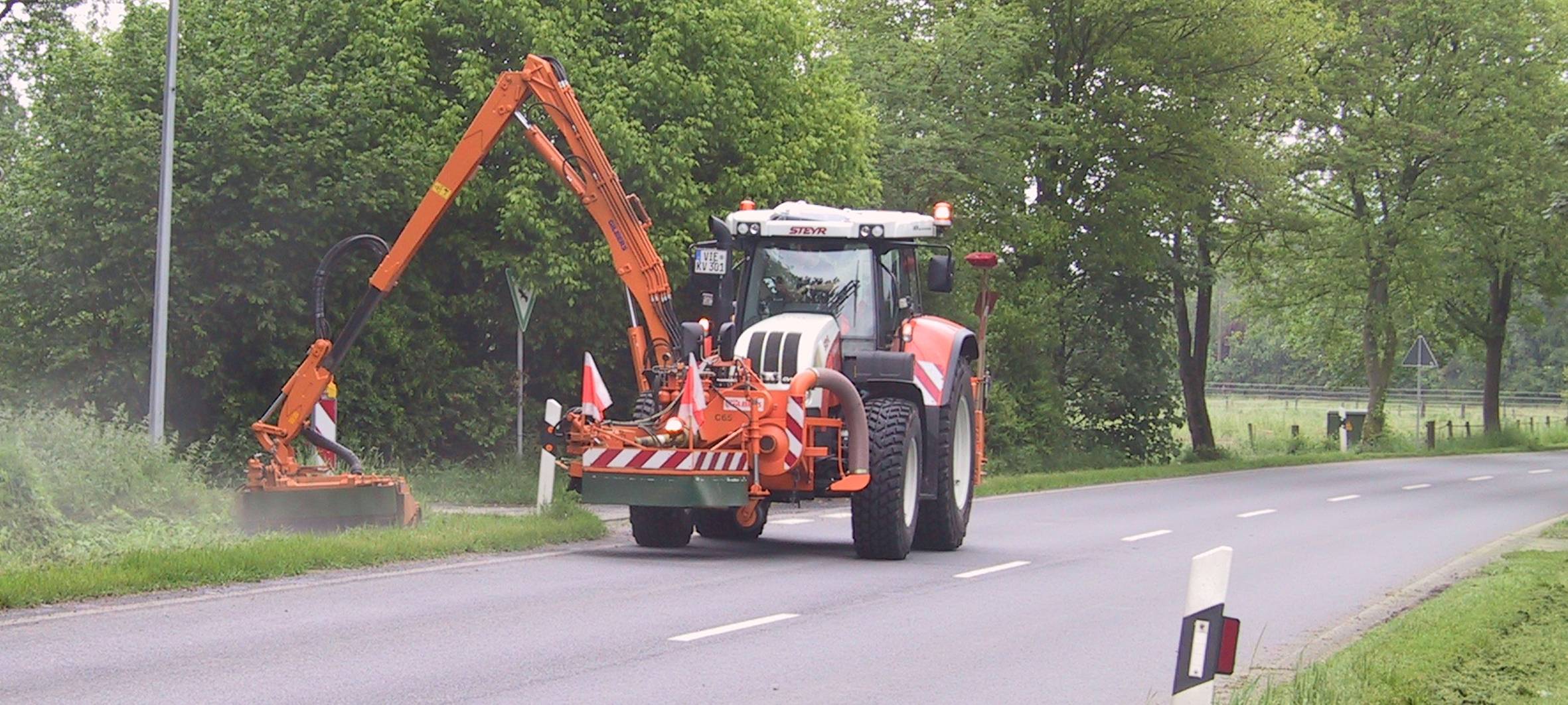 Mäharbeiten im Kreis