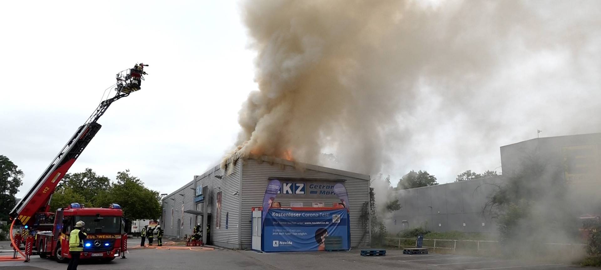 Update: Dacheinsturz bei Brand in Getränkemarkt