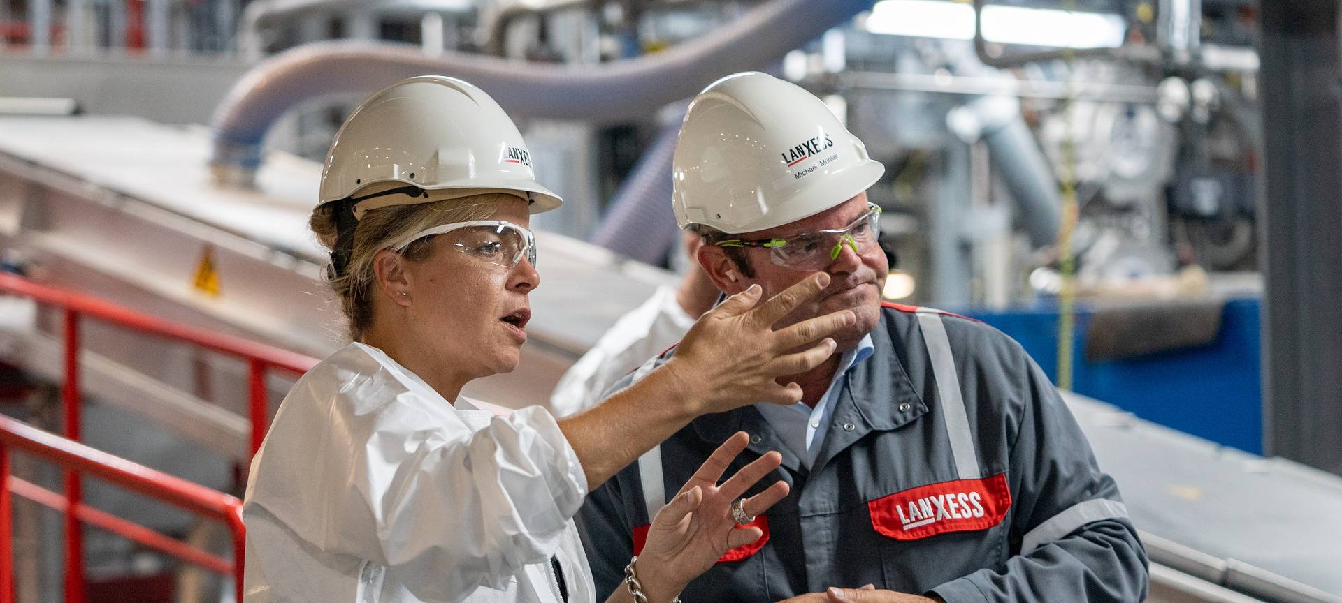 Mona Neubaur zu Besuch bei Lanxess in Uerdingen