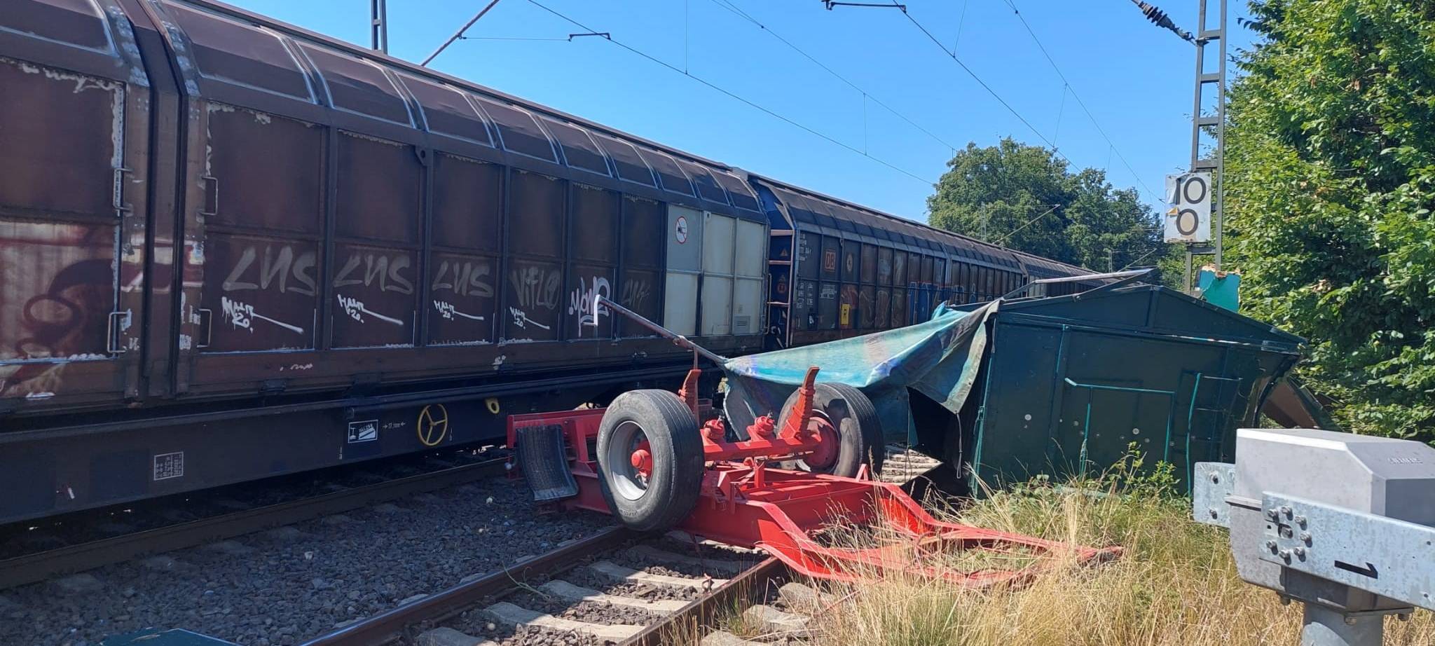 Zug fährt gegen Traktor