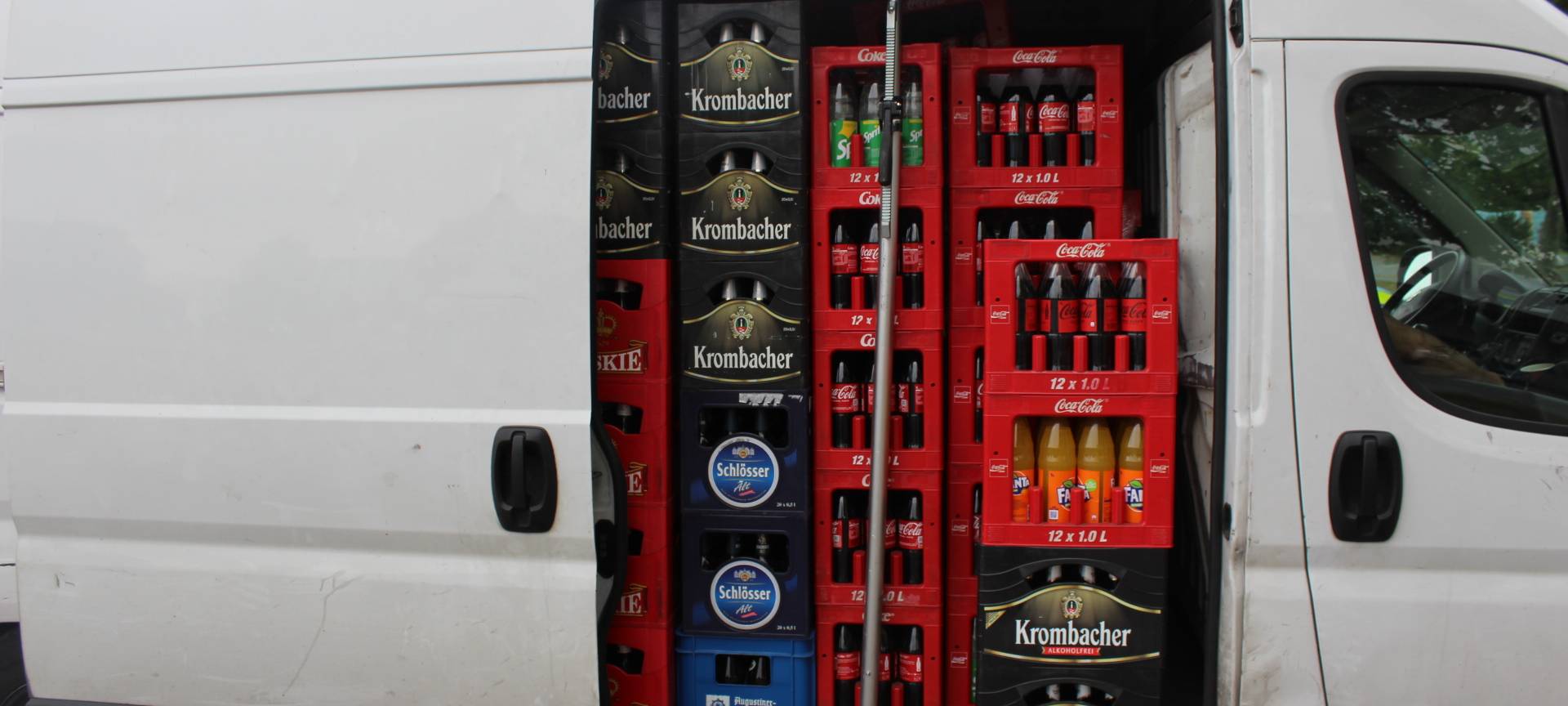 Polizei stoppt überladenen Getränke-Transporter