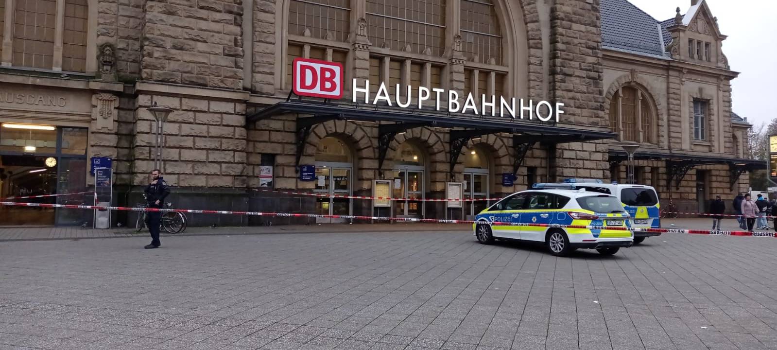 Haupteingang des Krefelder Hauptbahnhof vorrübergehend gesperrt