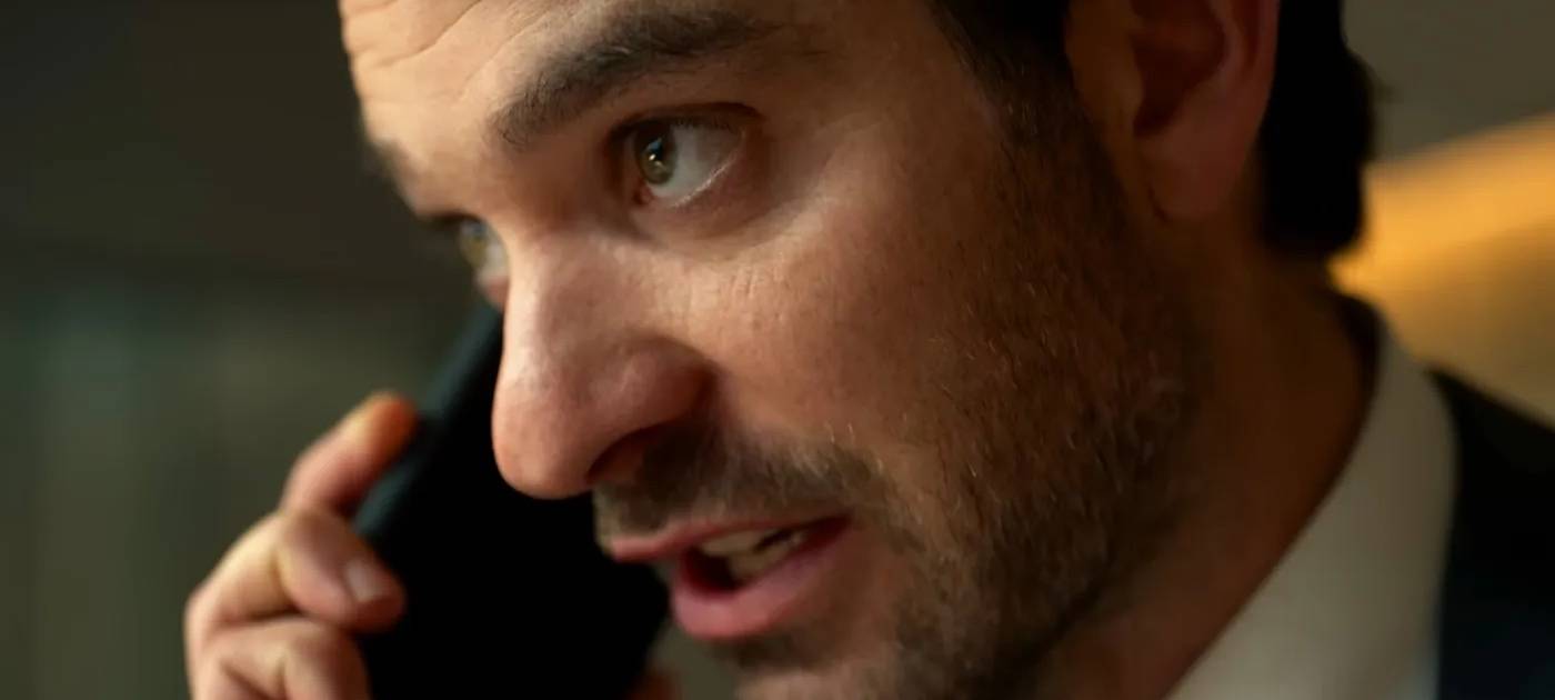 Adam telefoniert.