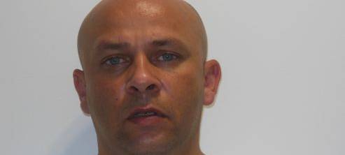 Mann weiter flüchtig