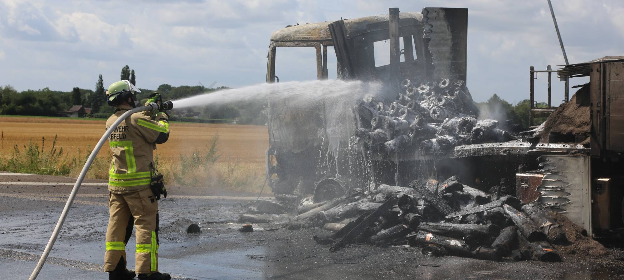 A57: Vollsperrung nach LKW-Brand