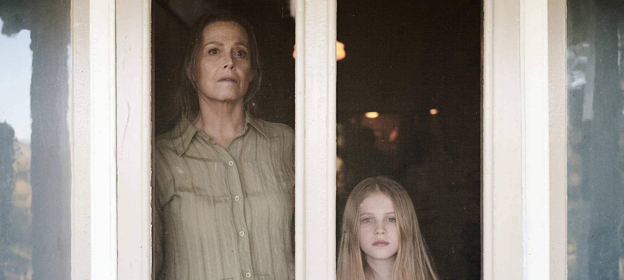 Alice und ihre Oma June am Verandafenster.