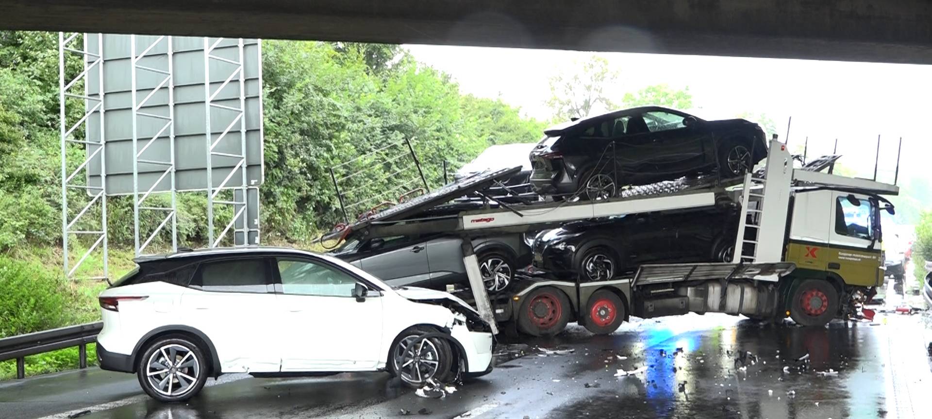 Autotransporter-Crash: A61 wieder frei
