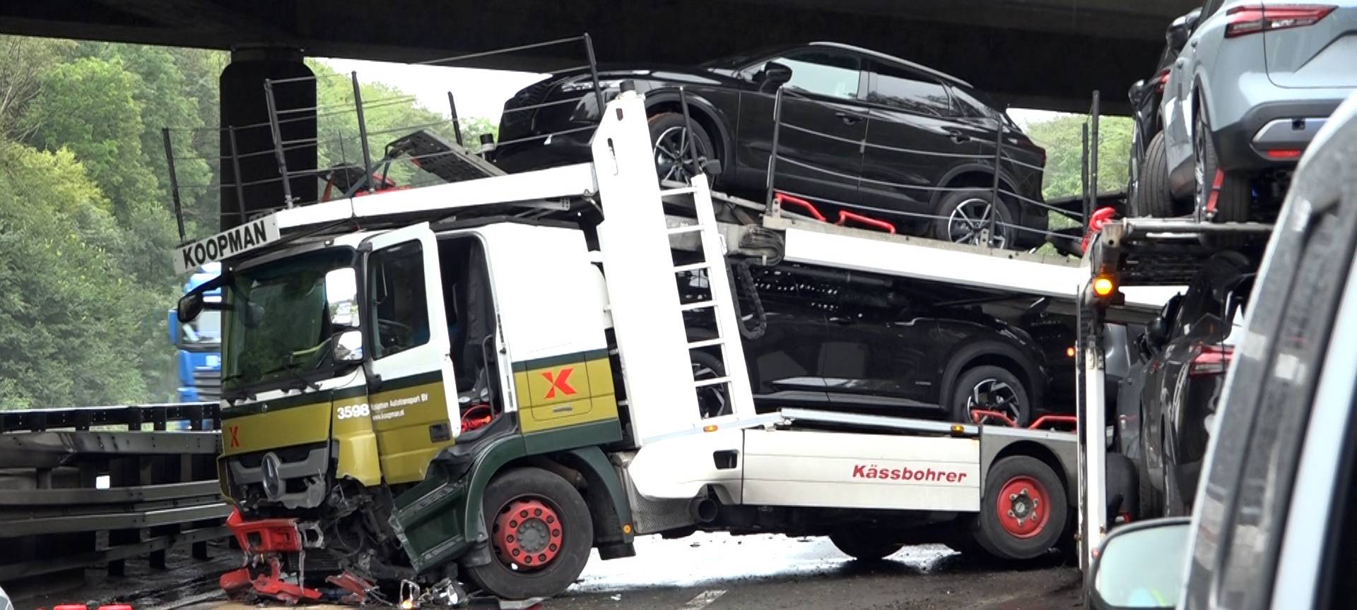 Autotransporter-Crash: A61 wieder frei