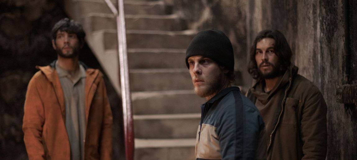 Sebastian schart ein paar Überlebende um sich.