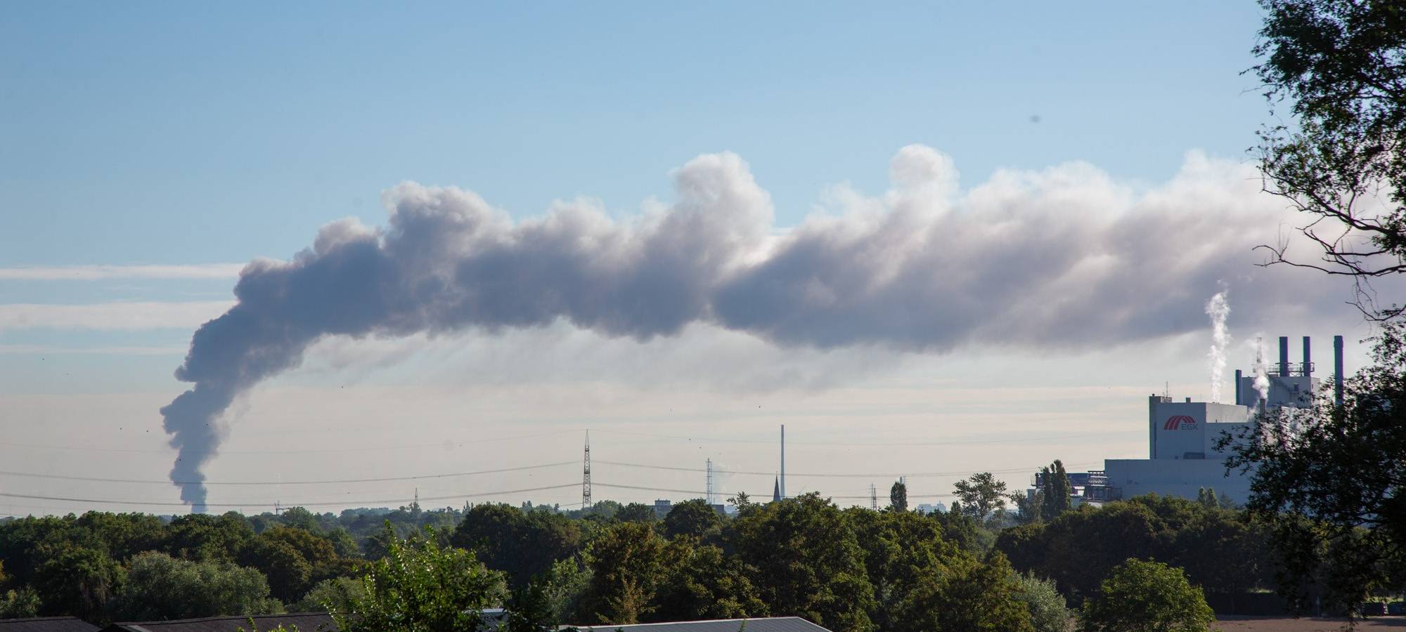 Krefelder Feuerwehr unterstützt bei Großbrand in Duisburg