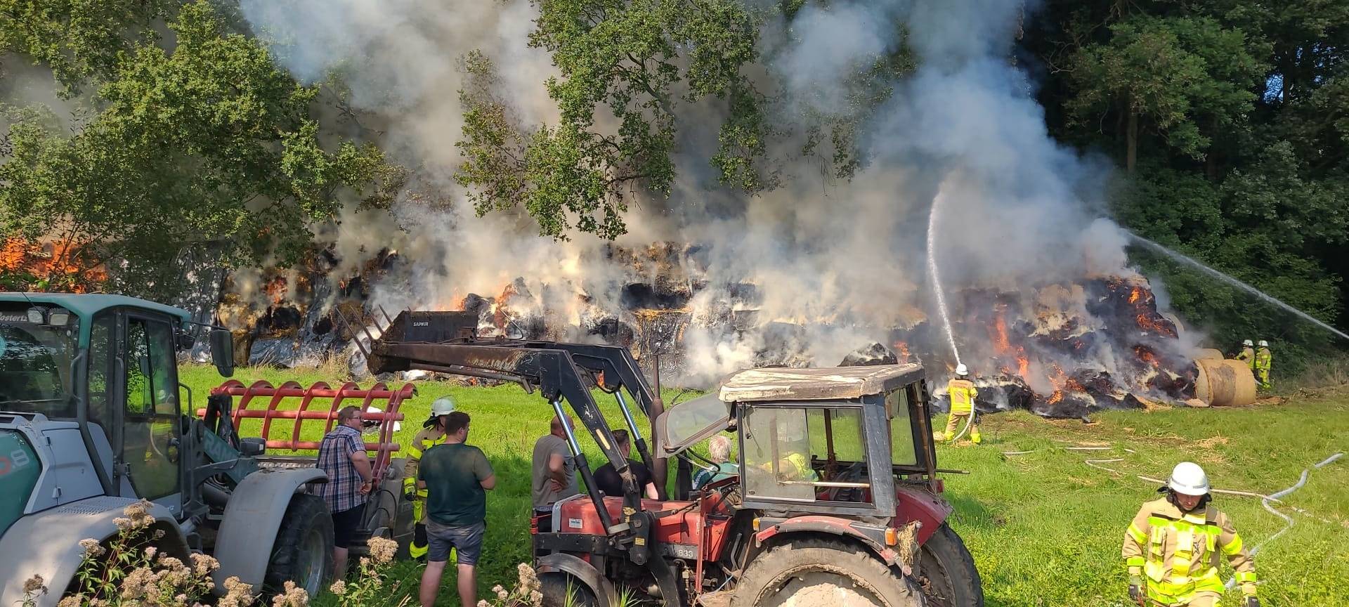 400 Strohballen brennen in Viersen am Vennbruch