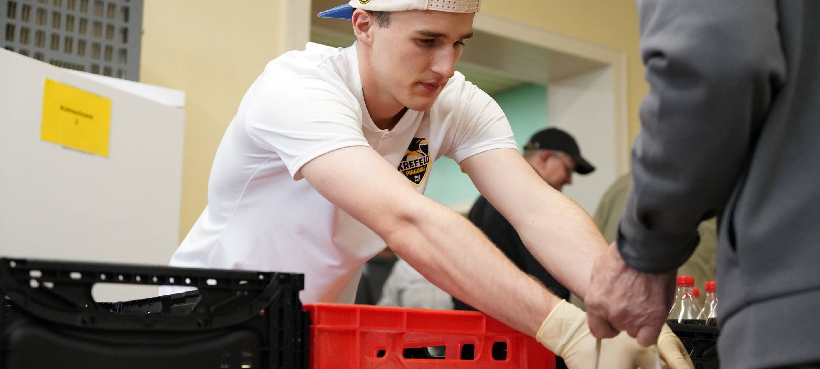 Krefeld Pinguine sammeln Spenden für die Tafel