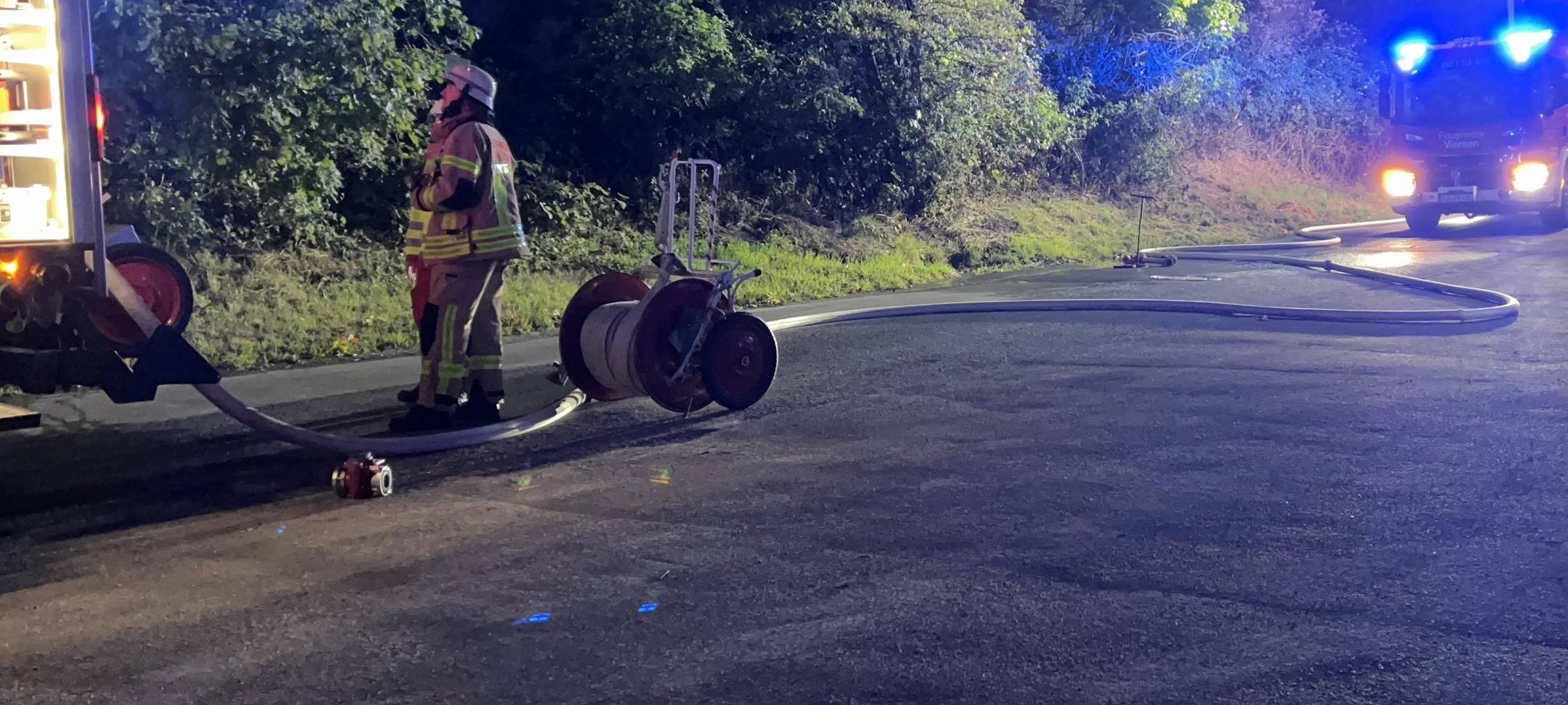 Feuerwehr löscht brennenden Güterwaggon in Viersen