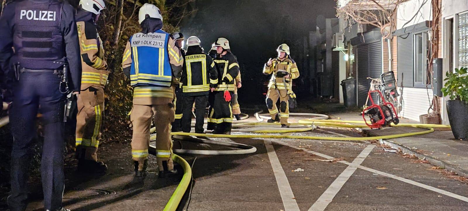 Feuerwehr löscht Kellerbrand in Kempen