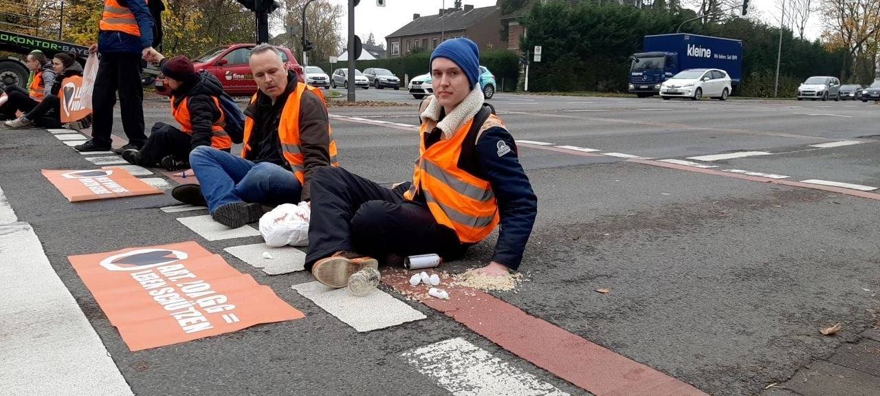 Letzte Generation blockiert Europaring in Krefeld