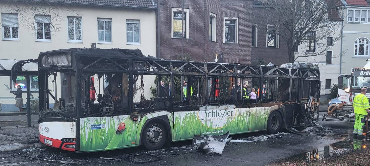 Kempen: Linienbus in Flammen
