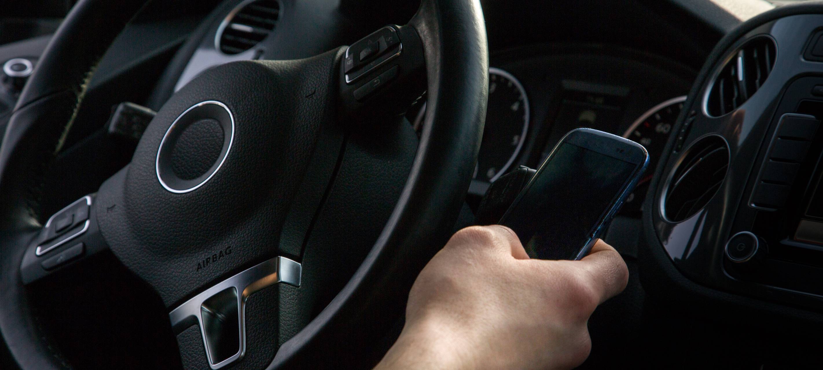 ADAC startet Kampagne gegen Handysünder am Steuer