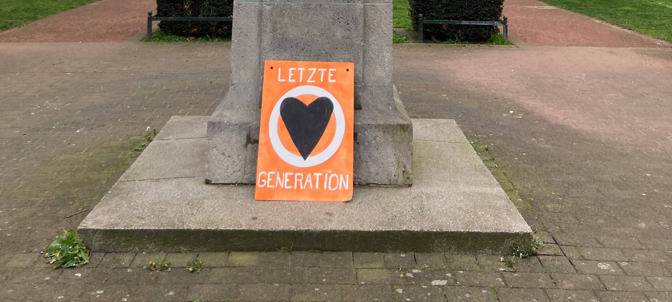 "Letzte Generation" verziert Statuen in Krefeld