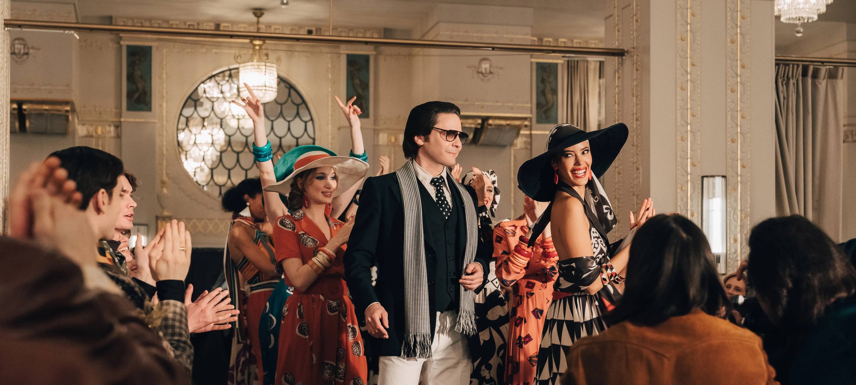 Karl Lagerfeld im Kreise seiner Models.