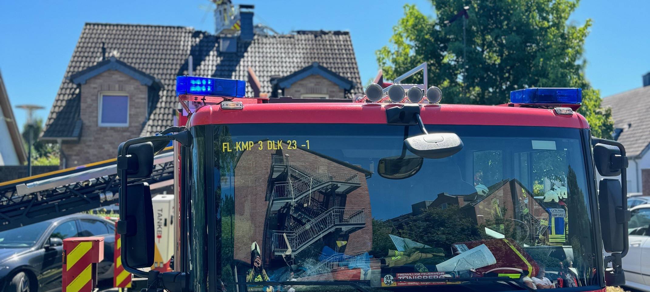 Feuerwehr löscht Dachstuhlbrand in Kempen-Unterweiden