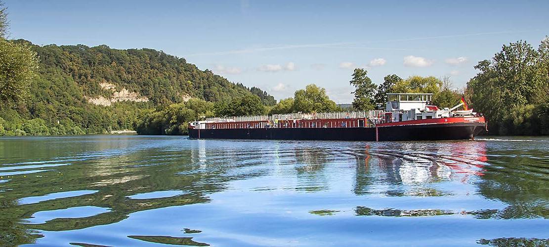 MS Experimenta liegt in Krefeld-Uerdingen