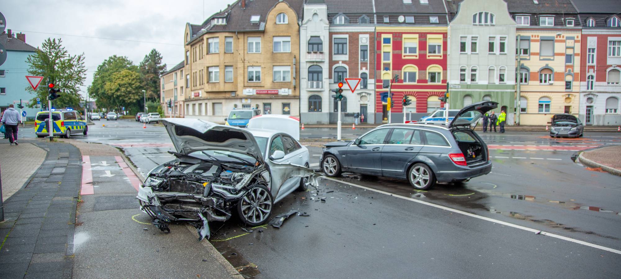 Krefeld: Schwerer Unfall auf der Sankt Töniser Straße