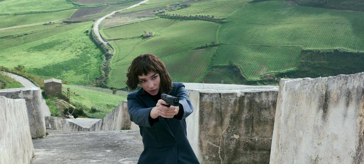 Diana zückt die Waffe.