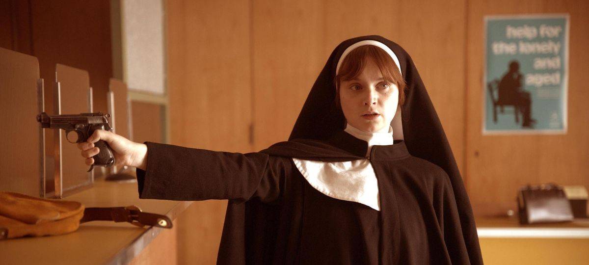 Die Frauen greifen zu den Waffen.