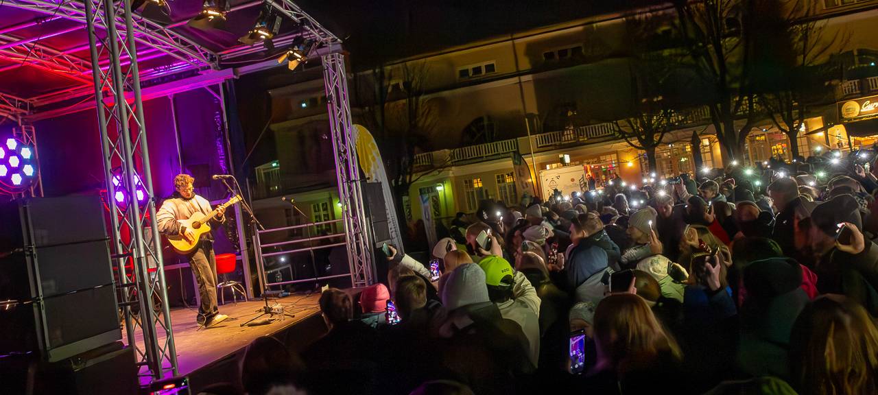 Lichtblicke on Tour 11.12.24 Krefeld mit KAMRAD (KAMRAD auf der Bühne mit Publikum im Bild)