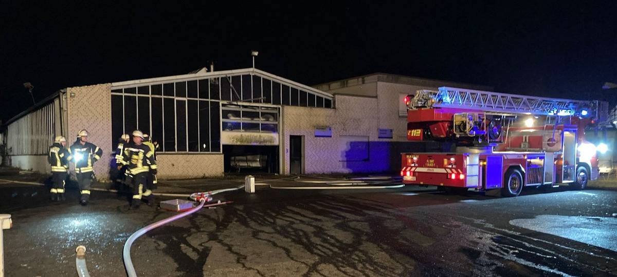 Feuerwehr löscht Brand in Schwalmtaler Autowerkstatt