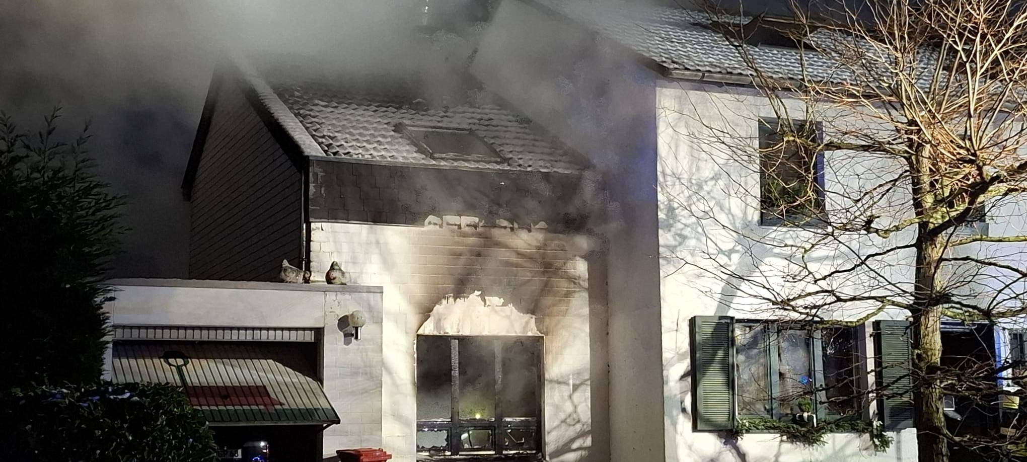 Brand in Krefeld-Forstwald - Feuerwehr im Einsatz