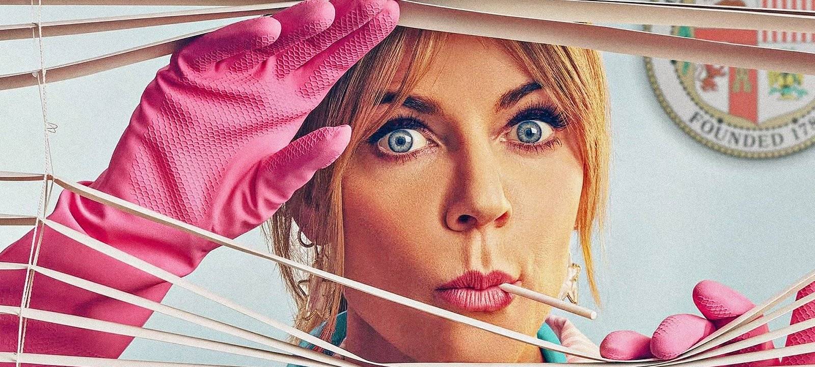 Morgan ermittelt mit Putzhaube und Besen.