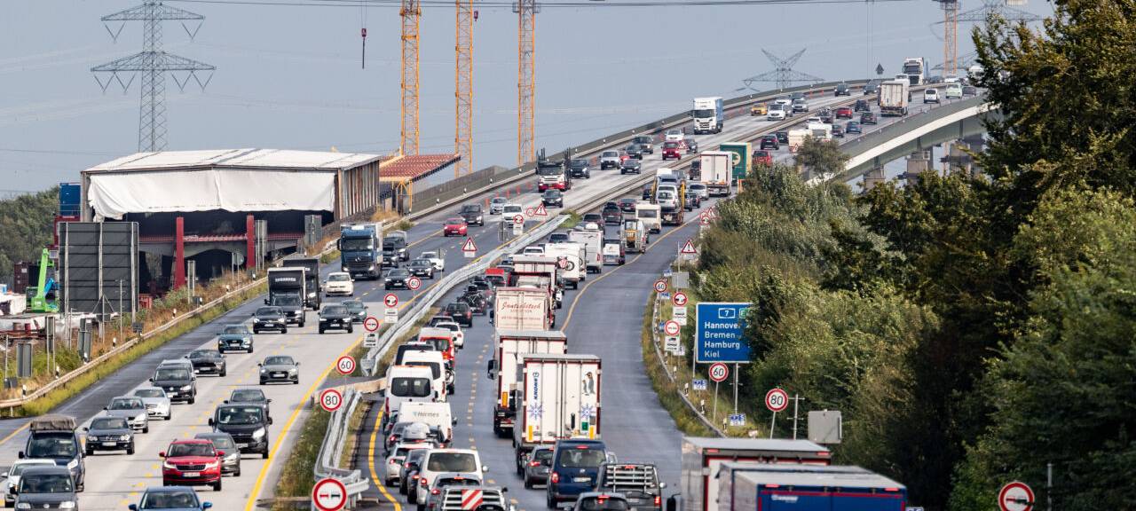 Fahrzeuge stauen sich vor der Rader Hochbrücke auf der Autobahn 7 in Richtung Süden.