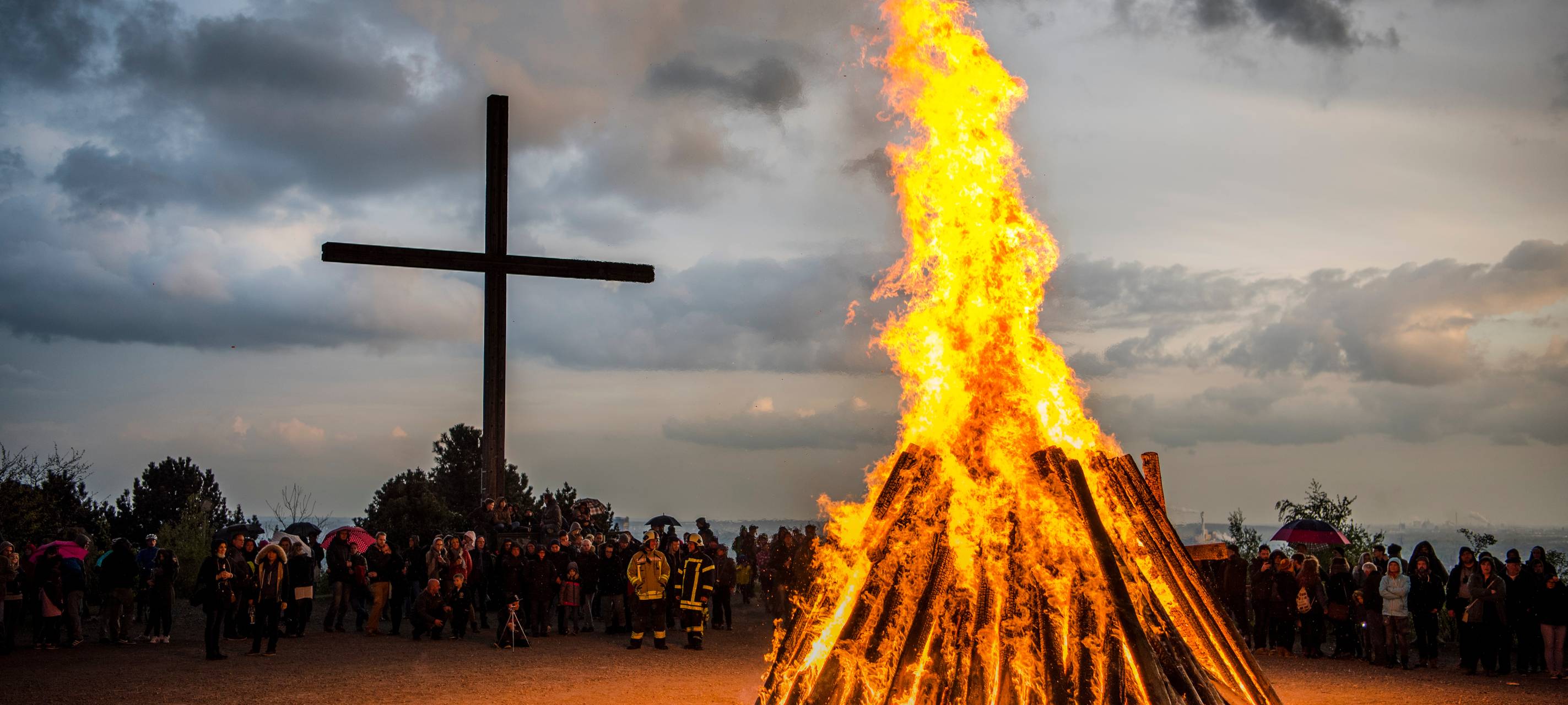Osterfeuer am Niederrhein: Dank Regen kein Problem