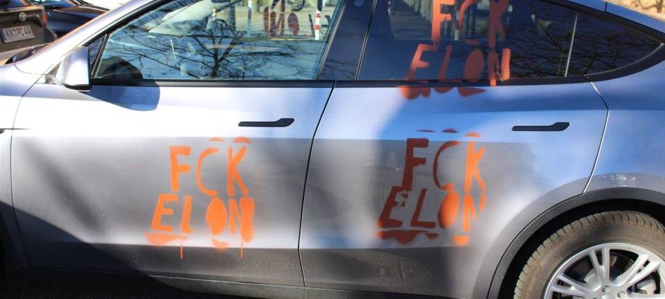Sachbeschädigung in Viersen: Teslas mit Graffiti beschmiert