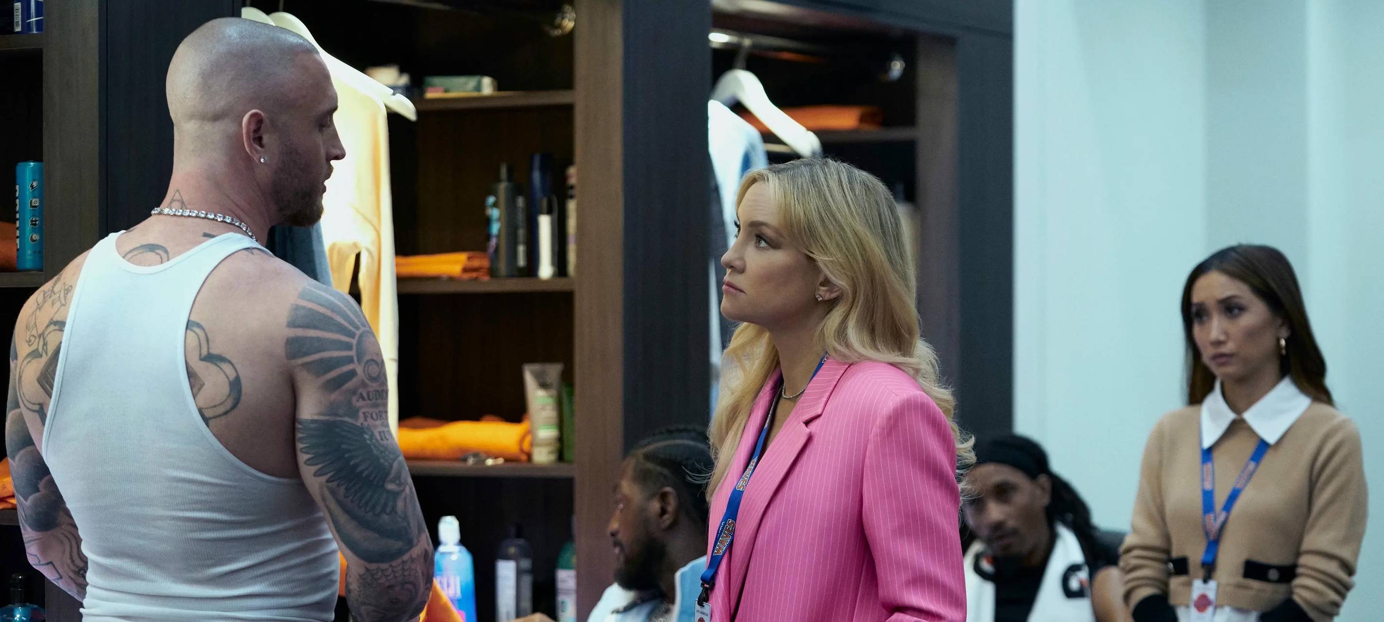 Isla mit den Spielern in der Kabine.