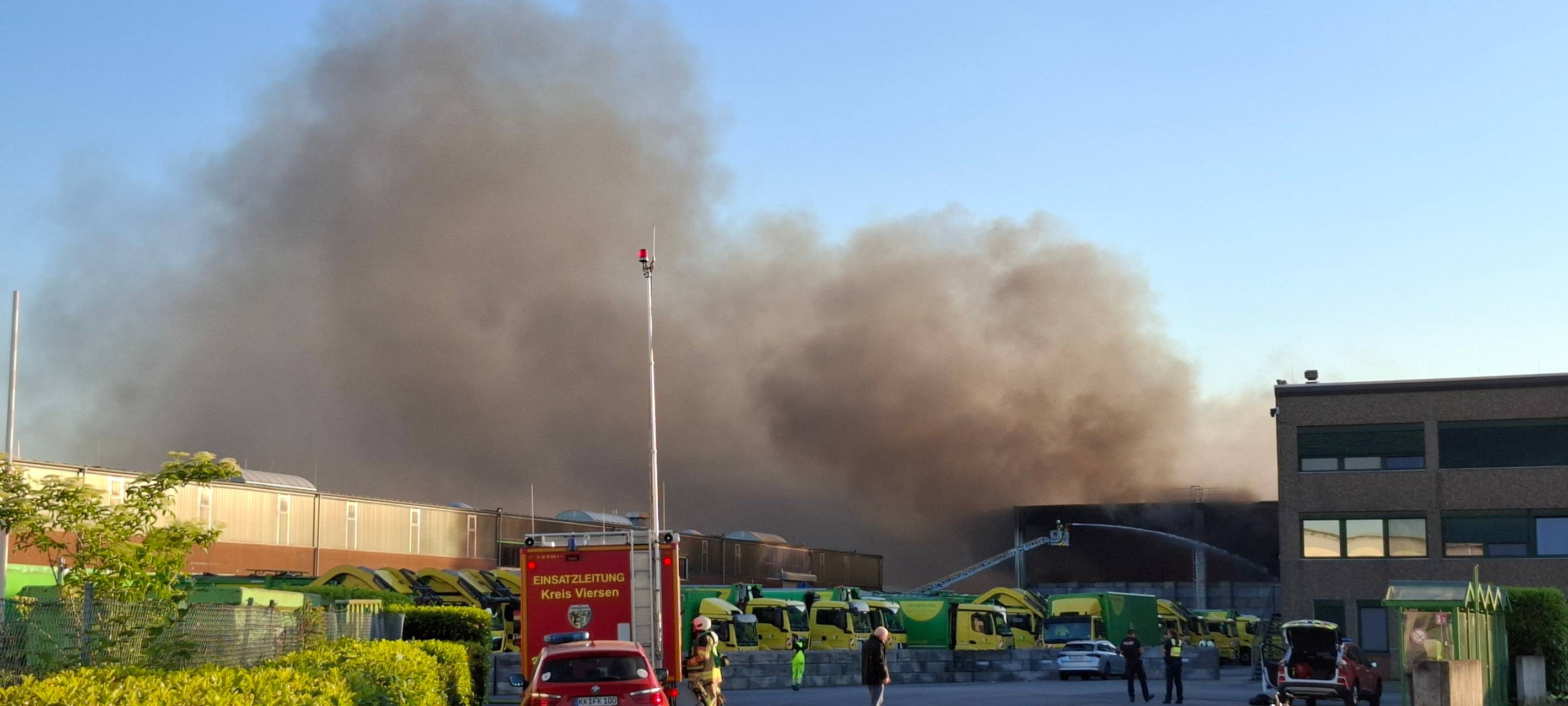 News Ticker: Brand am Wertstoffhof in Kempen