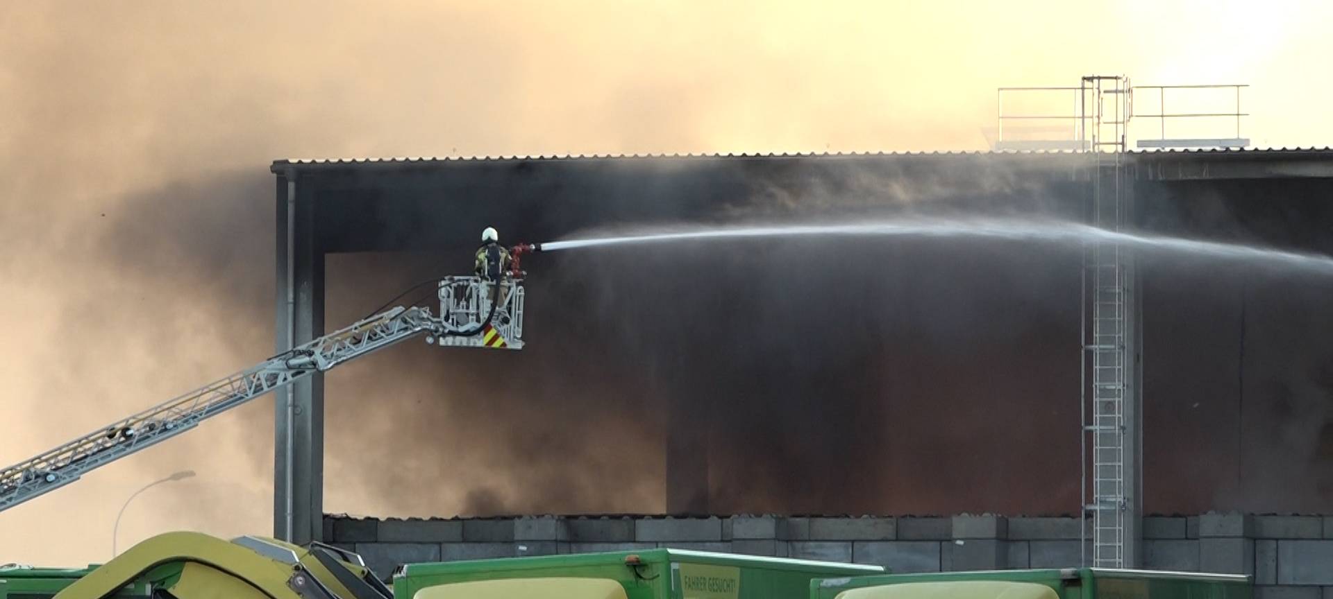 News Ticker: Brand am Wertstoffhof in Kempen